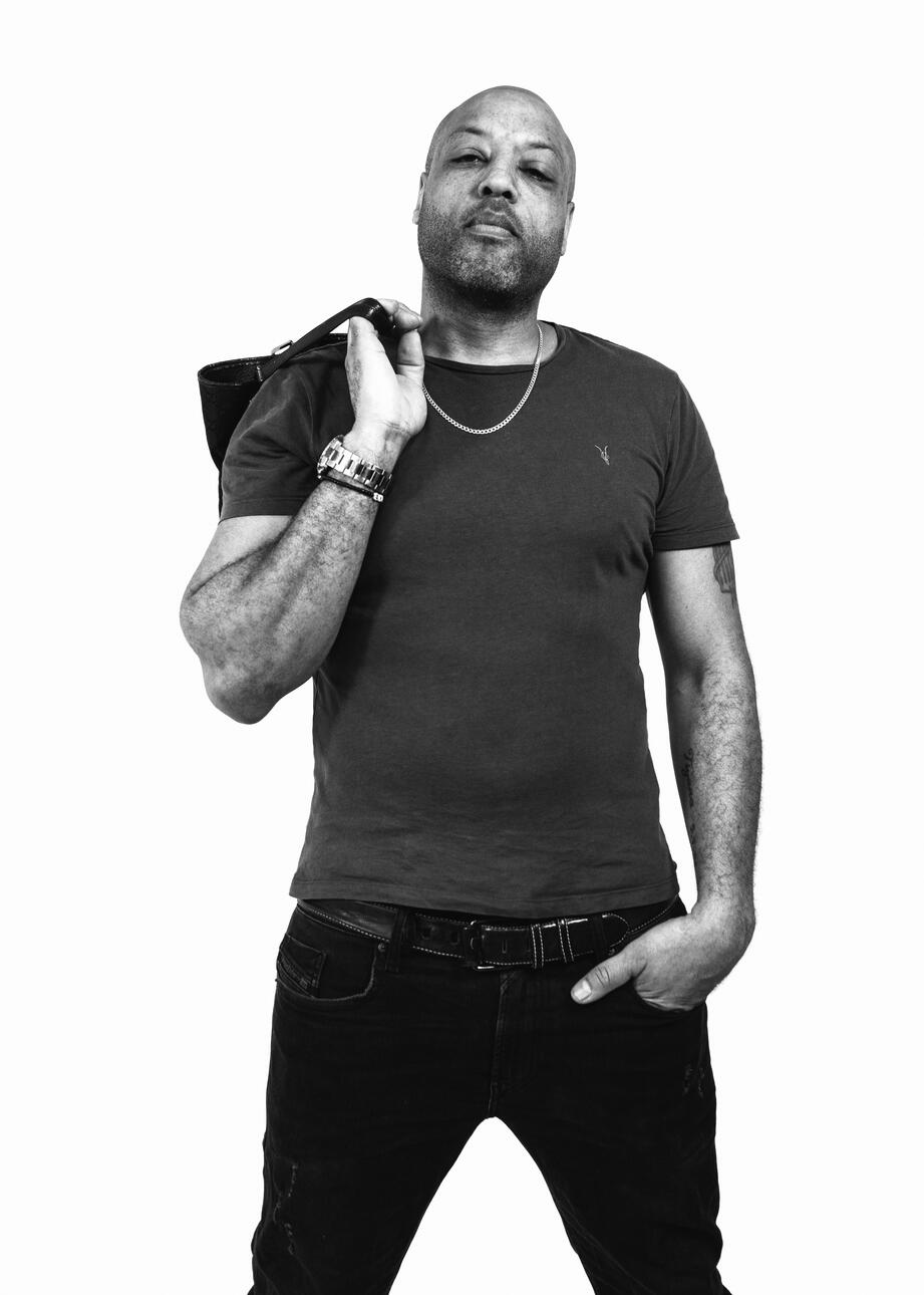 CD / ST / PD: Lee Tatlock. PH: Alex English